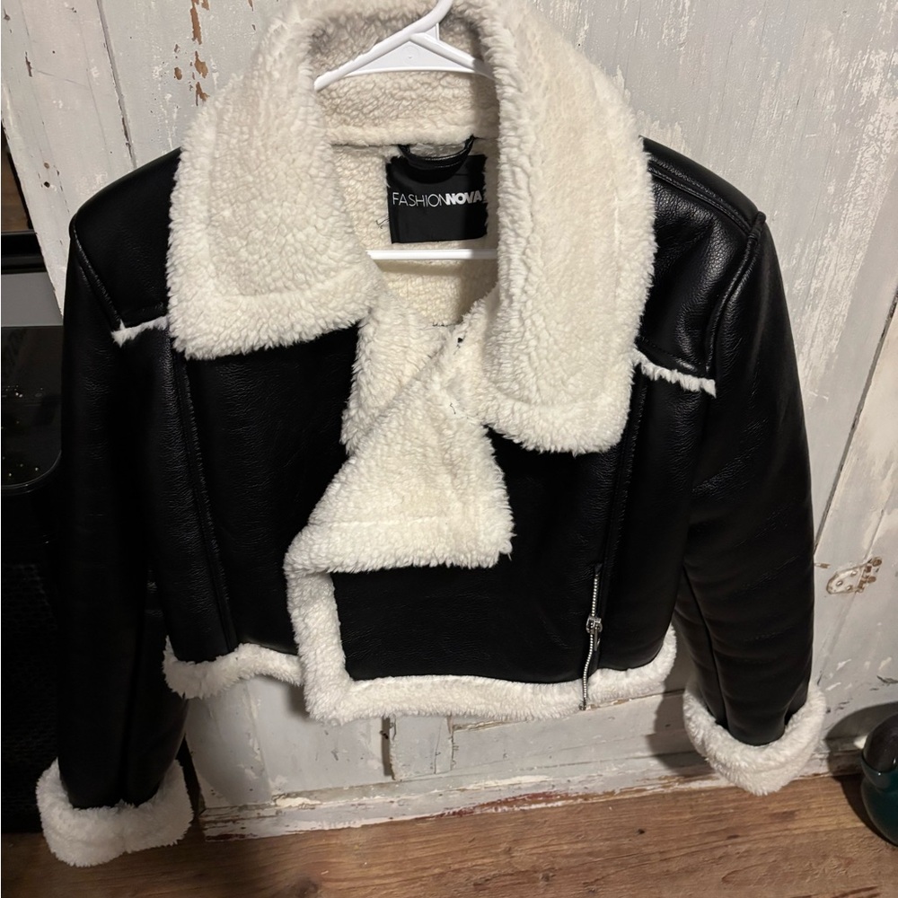 Fashion Nova Black and Cream Teddy Jacket. A little staining around collar area - Picture 2 of 7